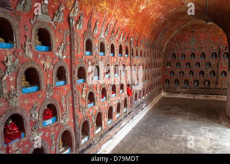 La parete a Shwe Yan Pyay monastero, noto anche come Shwe Yaunghwe Monastero, Nyaung Shwe, Stato Shan, Myanmar (Birmania) Foto Stock