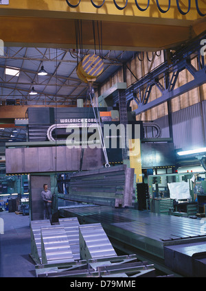 Sala di produzione macchina utensile complesso metallo cnc lavorazione di pezzi di grandi dimensioni Foto Stock