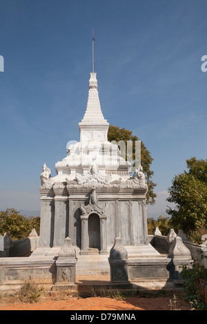 Uno dei numerosi pagode a Shwe Indein Pagoda, Indein, Stato Shan, Myanmar (Birmania) Foto Stock