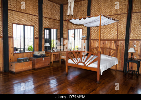 Camera da letto all'interno del patrimonio Inthar House, Inpawkhon Village, Lago Inle, Stato Shan, Myanmar (Birmania) Foto Stock