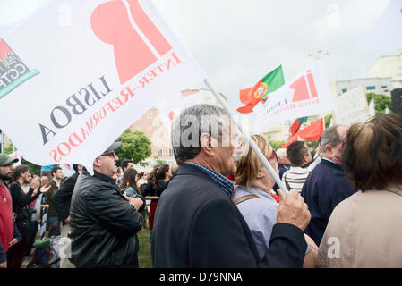 La gente reagisce ai discorsi contro di austerità e il governo attuale. Foto Stock