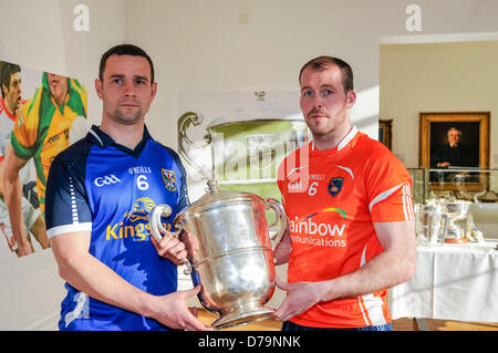 1 maggio 2013, Belfast, Irlanda del Nord. I giocatori provenienti da Cavan e Armagh County squadre tenere il Anglo-Celt cup come Ulster GAA lancia la stagione 2013 Foto Stock