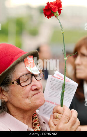 La gente reagisce ai discorsi contro di austerità e il governo attuale. Foto Stock