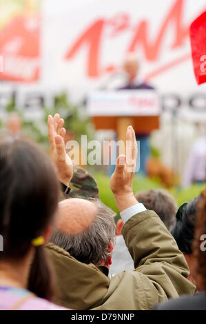 La gente reagisce ai discorsi contro di austerità e il governo attuale. Foto Stock