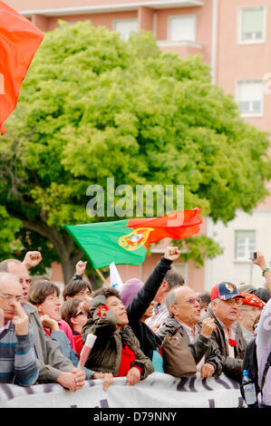 La gente reagisce ai discorsi contro di austerità e il governo attuale. Foto Stock