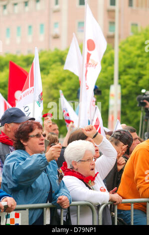 La gente reagisce ai discorsi contro di austerità e il governo attuale. Foto Stock