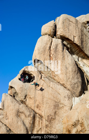 Arrampicatori a Joshua Tree National Monument in California Foto Stock