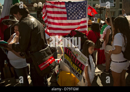 Mercoledì 1 Maggio, 2013, New York, NY, USA: un bambino in mezzo alla folla come manifestanti si radunano in New York's Union Square a marchio International giorno della festa dei lavoratori, noto anche come giorno di maggio. Foto Stock