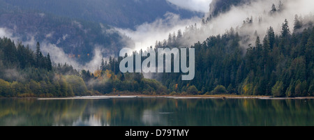 Ross Lake National Recreation Area, Washington: Rising foschia e la nebbia sulle creste a cascata Foto Stock