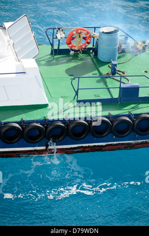 I paraurti pneumatico su una nave in Philipsburg, San Maarten, Antille olandesi Foto Stock