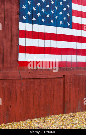 Chelan County, Washington: rosso storico fienile con una bandiera americana dipinta sulla fiancata Foto Stock