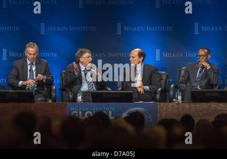 Los Angeles, California, U.S.Maggio 1, 2013. Da sinistra a destra, Tony Blair, ex primo ministro della Gran Bretagna e Irlanda del Nord, Bill Gates, co-presidente e amministratore fiduciario, Bill & Melinda Gates Foundation, Michael Milken, Presidente dell Istituto Milken e S.E. Il Presidente Paul Kagame, Presidente della Repubblica del Ruanda, in un pannello ''investire in paesi africani la prosperità'' durante l'Istituto Milken conferenza globale su Mercoledì, 1 maggio 2013 a Beverly Hills, la California. (Immagine di credito: credito: Ringo Chiu/ZUMAPRESS.com/Alamy Live News) Foto Stock