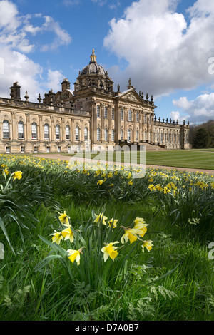 Castle Howard casa nobiliare e narcisi in primavera. Foto Stock