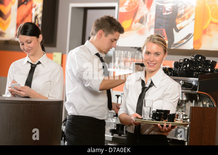 Fiducioso camerieri e cameriere che lavorano in bar che serve bevande Foto Stock