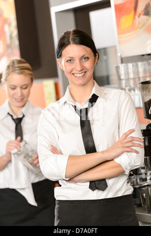 Fiducioso come cameriera in posa cafe in uniforme Foto Stock