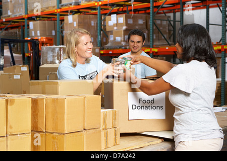 Volontari la raccolta di donazioni di cibo in magazzino Foto Stock