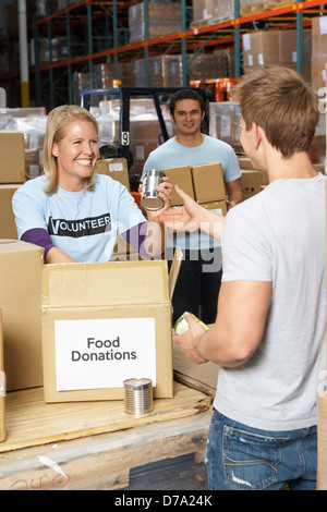 Volontari la raccolta di donazioni di cibo in magazzino Foto Stock