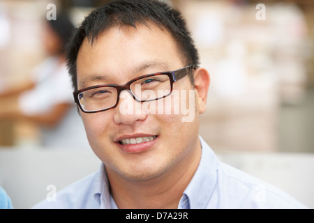 Ritratto di lavoratore nel magazzino di distribuzione Foto Stock