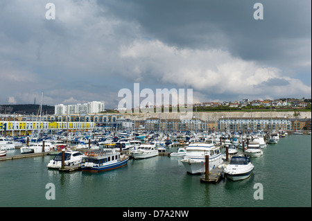 Barche ormeggiate nel porto turistico, Brighton, Regno Unito Foto Stock