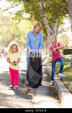 La madre e le figlie il prelievo di figliata In Suburban Street Foto Stock