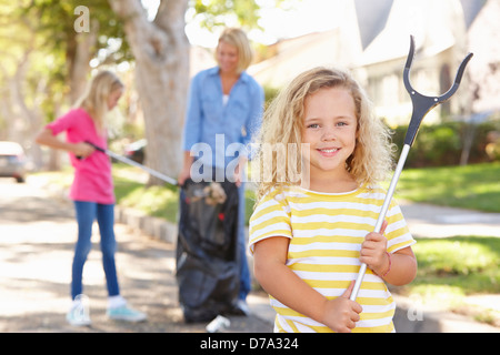 La madre e le figlie il prelievo di figliata In Suburban Street Foto Stock