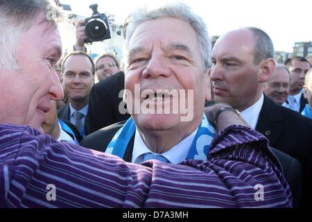 Il Presidente tedesco Joachim Gauck abbraccia un visitatore durante il XXXIV Chiesa Evangelica Tedesca congresso a Amburgo, Germania, 1 maggio 2013. In totale, più di 100.000 persone sono attese a frequentare la chiesa congresso. Foto: Bodo segna Foto Stock