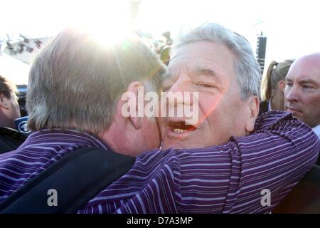 Il Presidente tedesco Joachim Gauck abbraccia un visitatore durante il XXXIV Chiesa Evangelica Tedesca congresso a Amburgo, Germania, 1 maggio 2013. In totale, più di 100.000 persone sono attese a frequentare la chiesa congresso. Foto: Bodo segna Foto Stock