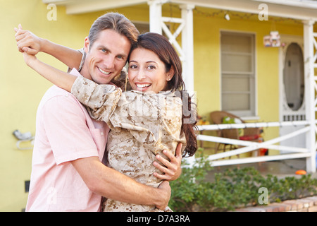 Marito moglie accogliente casa su esercito lasciare Foto Stock