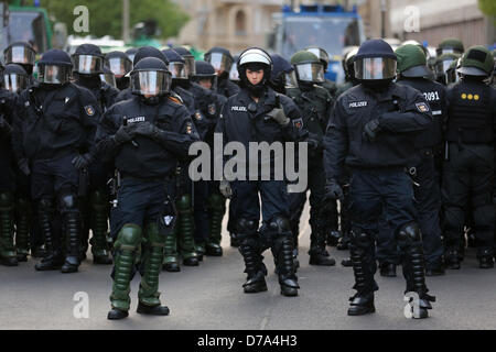 Gli ufficiali di polizia frequentare il rivoluzionario giorno di maggio manifestazione a Berlino-Kreuzberg, Germania, 01 maggio 2013. Foto: Kay Nietfeld Foto Stock