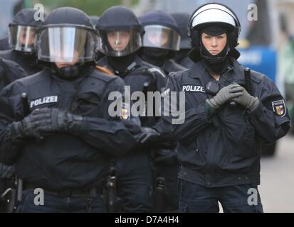 Gli ufficiali di polizia frequentare il rivoluzionario giorno di maggio manifestazione a Berlino, Germania, 01 maggio 2013. Foto: Kay Nietfeld Foto Stock