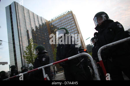 Gli ufficiali di polizia frequentare il rivoluzionario giorno di maggio manifestazione a Berlino, Germania, 01 maggio 2013. Foto: Kay Nietfeld Foto Stock