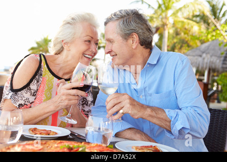 Coppia senior godendo di pasto in un ristorante esterno Foto Stock