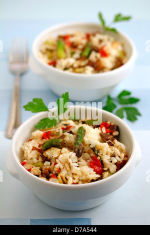 Risotto con funghi e asparagi selvatici. Ricetta disponibile. Foto Stock