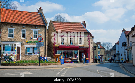 Negozi negozi in Market Place in primavera Pickering Town Center North Yorkshire Inghilterra Regno Unito Gran Bretagna Foto Stock