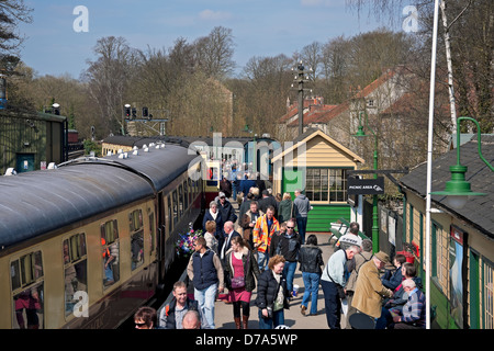 Persone turisti visitatori che lasciano il treno alla stazione ferroviaria di Pickering in primavera North Yorkshire NYMR England Regno Unito Gran Bretagna Foto Stock