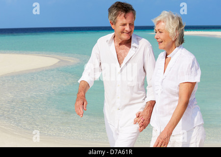 Senior coppia romantica camminando sulla bella spiaggia tropicale Foto Stock