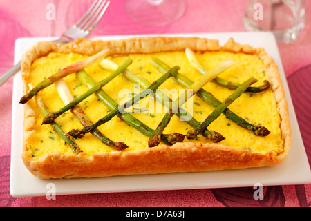 Pasta sfoglia con formaggio e asparagi. Ricetta disponibile. Foto Stock