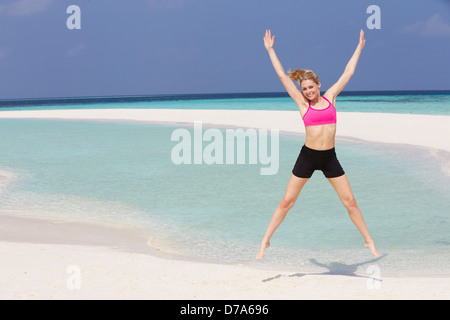 Donna che esercitano sulla bellissima spiaggia Foto Stock