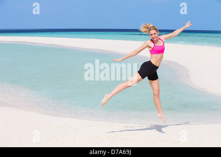 Donna che esercitano sulla bellissima spiaggia Foto Stock