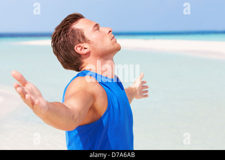 L'uomo meditando sulla bellissima spiaggia Foto Stock