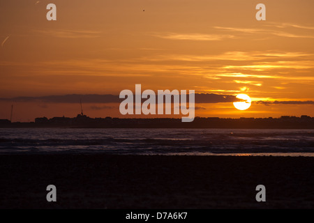 Un Golden Sunset over Ogmore-da-mare spiaggia, il Galles. Foto Stock