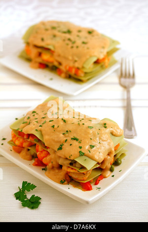 Lasagne con verdure, funghi e gamberi. Ricetta disponibile. Foto Stock