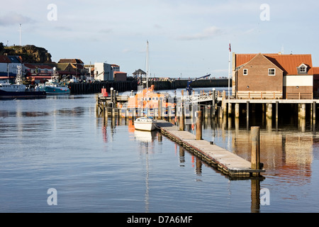 Fotografia di Whitby scialuppa di salvataggio ormeggiata nel porto di Whitby. Foto Stock