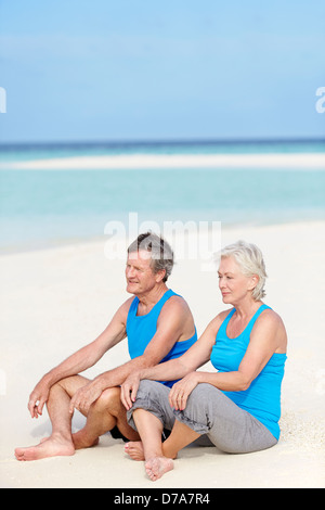 Coppia senior in abbigliamento sportivo relax sulla splendida spiaggia Foto Stock