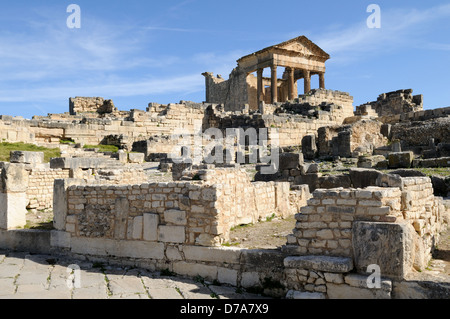 Il Tempio Capitolino nelle rovine della città romana di Dougga Tunisia Foto Stock