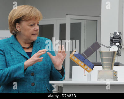 Il cancelliere tedesco Angela Merkel guarda a un nuovo controllo via satellite come lei visiti la società spaziale Jena Optronik in Jena, Germania, 02 maggio 2013. Foto: BERND SETTNIK Foto Stock