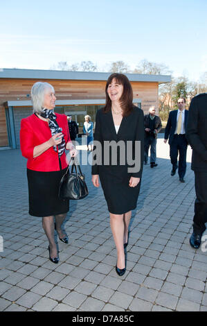 Llandrindod Wells, Wales, Regno Unito. Il 2 maggio 2013. Elizabeth Aitken, l'Assistente capo di MAWW servizi antincendio e di soccorso (L) e il ministro del governo locale e di governo Business, Lesley Griffiths AM apre ufficialmente Parc Noyadd Park, il nuovo combinato Centro Servizi. Il nuovo custom-costruzione incorpora Llandrindod Wells la stazione dei vigili del fuoco, una divisione della stazione di polizia per Dyfed Powys Polizia e un multi-disciplinare centro della giustizia di Sua Maestà, le corti e i tribunali di servizio. Photo credit: Graham M. Lawrence/Alamy Live News. Foto Stock