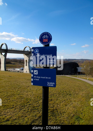 I ciclisti smontare il segno sul ciclo di sustrans percorso di rete a Falkirk Wheel Foto Stock