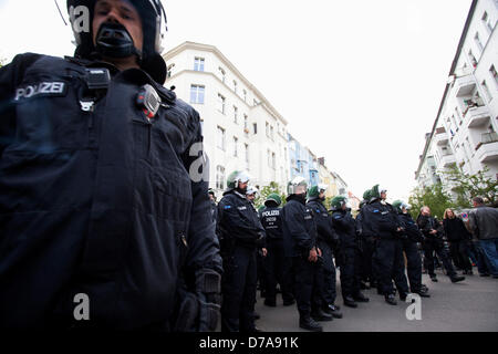 Berlino, Germania. Il 2 maggio 2013. Forte la presenza della polizia durante la giornata del lavoro manifestazioni a Berlino, Germania. Credito: Rey T. Byhre / Alamy Live News Foto Stock