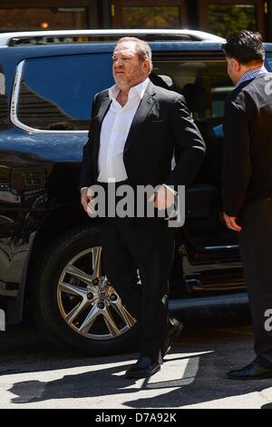 New York, Stati Uniti d'America. Il 1 maggio 2013. Harvey Weinstein, entra nel suo ufficio di Tribeca fuori e circa per celebrità CANDIDS - MER, Tribeca, New York, NY Maggio 1, 2013. Foto di: Ray Tamarra/Everett Collection Foto Stock